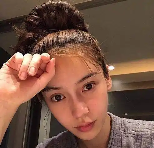 杨颖被赞五官重素颜无差,然而肤色被冯导秒杀像极了反派江玉燕!