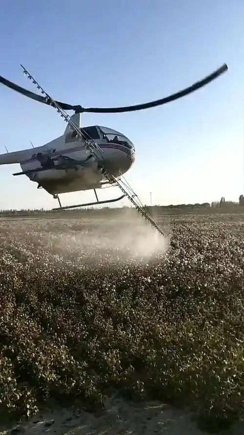 直升机急转弯喷洒农药