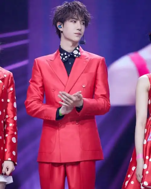 王一博身穿红色西装配波点领结,一身红衣让人惊艳,帅气又可爱