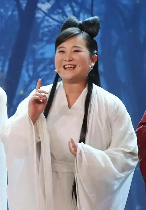 贾玲,在节目上也扮过白素贞,胖胖可爱的她扮的白素贞多了份"肉肉"的