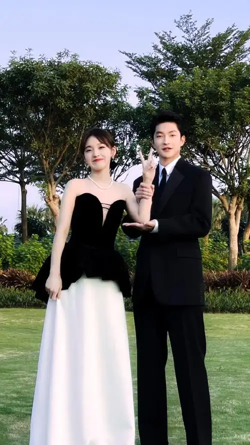 屈楚萧张佳宁牵手走红毯