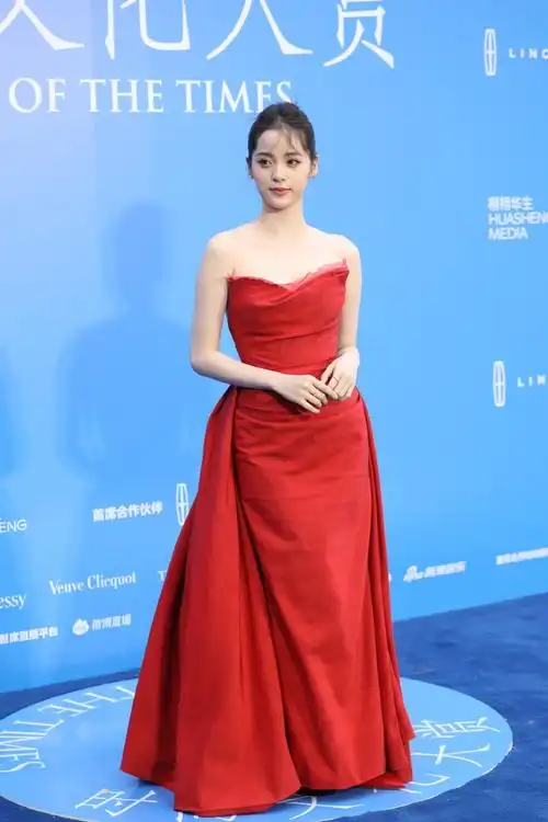 【明星】#欧阳娜娜仪态#欧阳娜娜超话身着 jason wu collection 礼服