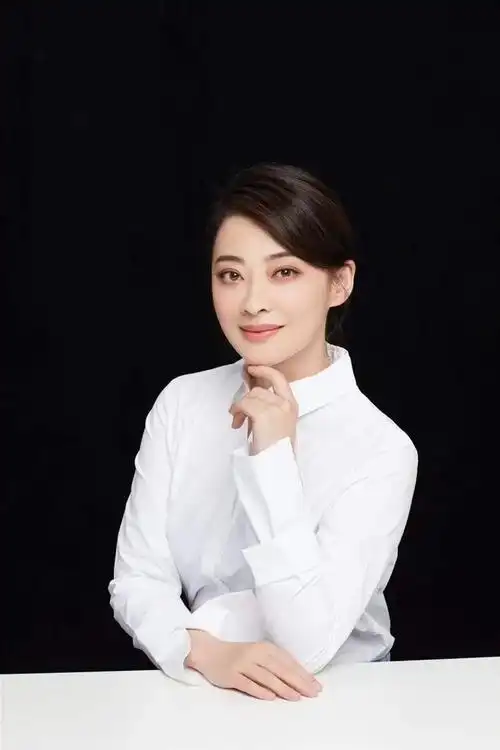 梅婷真会穿!翻领皮风衣搭超短裤,高级感挡都挡不住