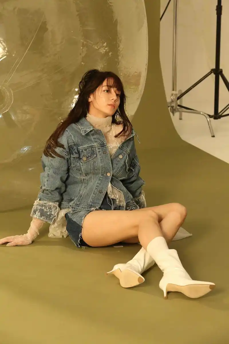 被迪丽热巴美到了!"二分裤"配尖头靴,显得腿又细又长