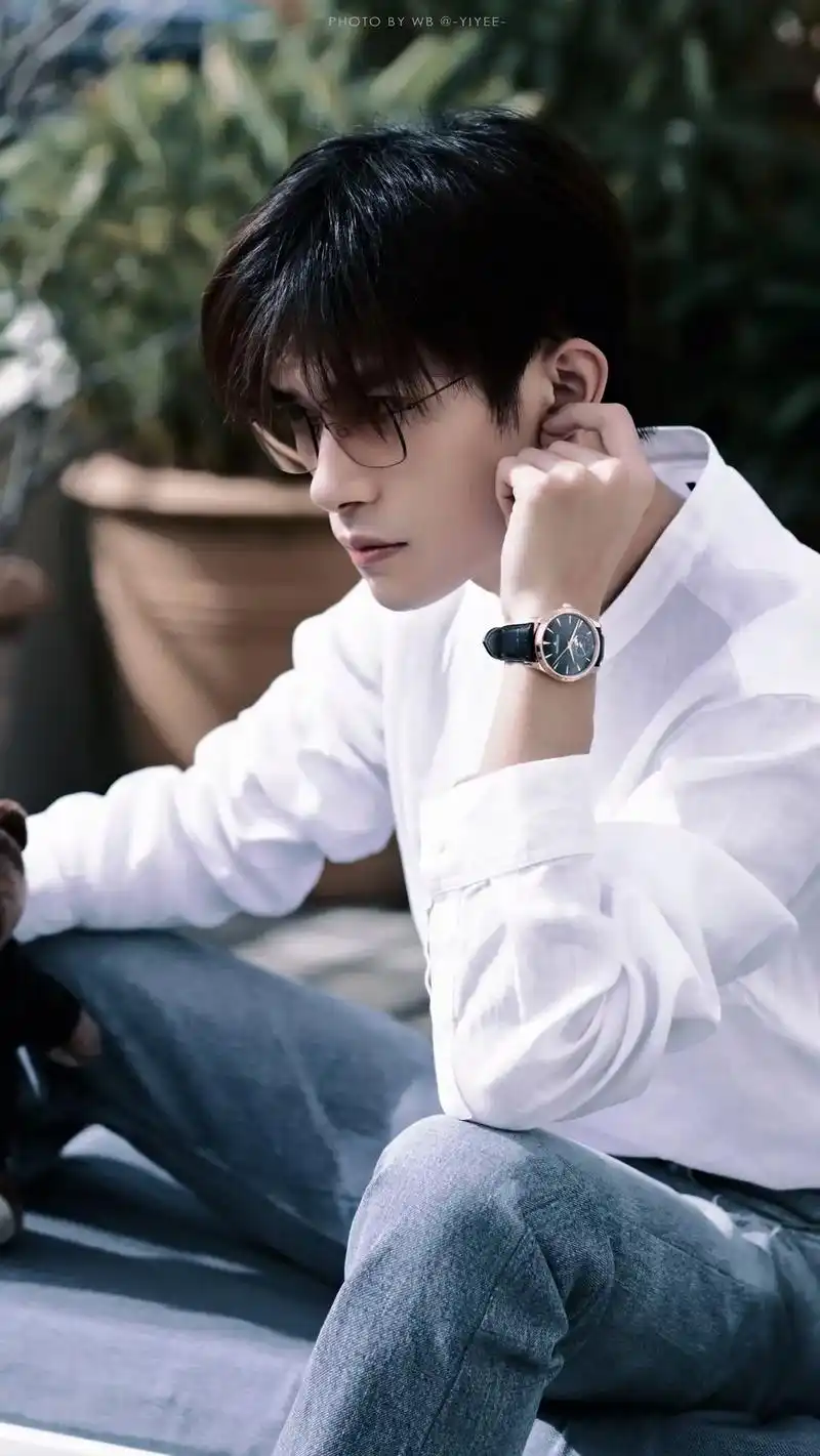 易烊千玺 戛纳同款林德伯格眼镜.