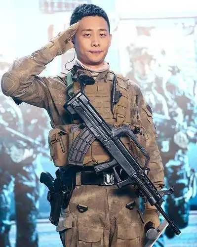 同样是敬军礼,吴京很酷,张译很帅,杨洋很标准,彭于晏却被骂惨