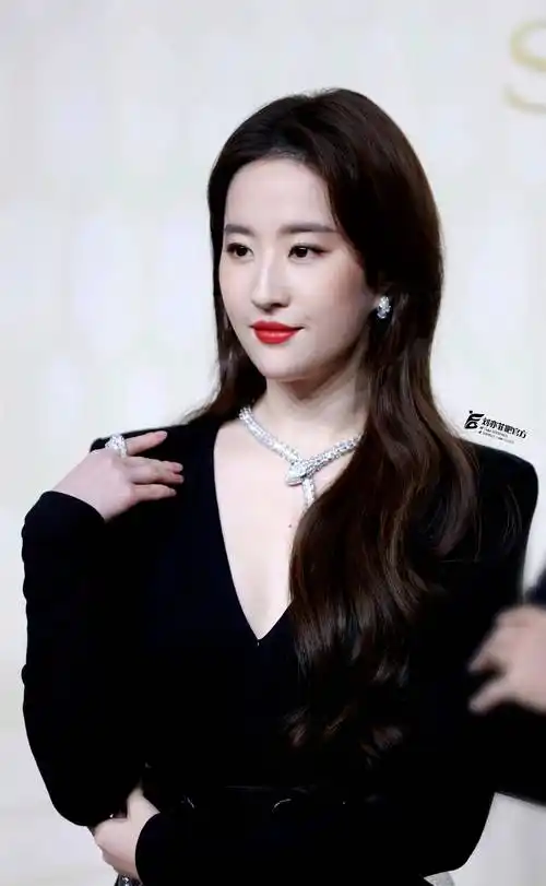 刘亦菲穿气质条纹裙,小露事业线妩媚动人,波浪长发好童话_宝格丽_活动