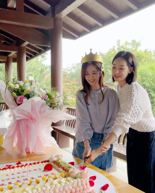 王晓晨庆祝33岁生日穿条纹衬衫端庄大方闺蜜宋茜穿毛衣像过冬