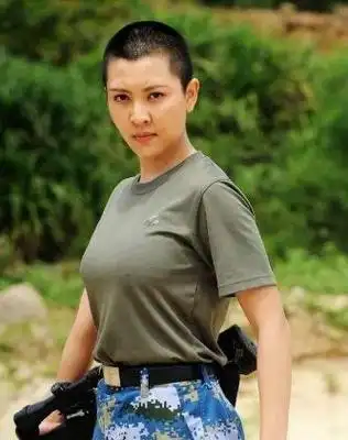 军绿色的圆领短袖t恤与蓝色的迷彩长裤是常见的军用服饰,图示这位美女