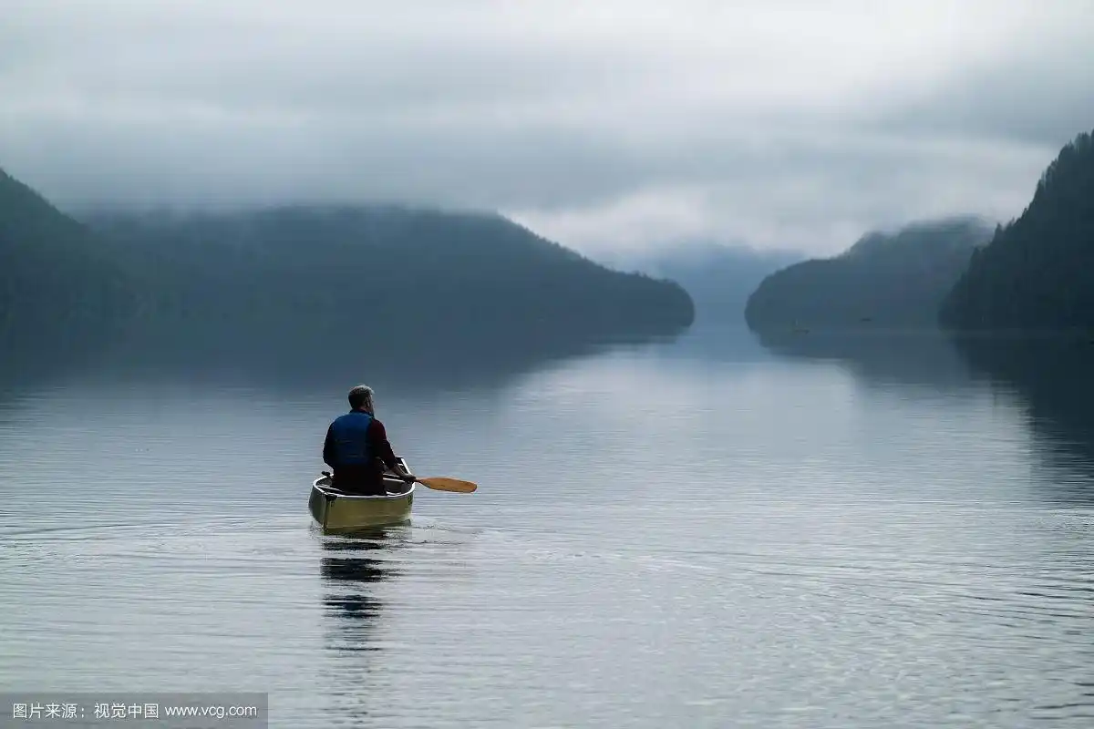 加拿大金耳省立公园的湖面上划船的人的背影