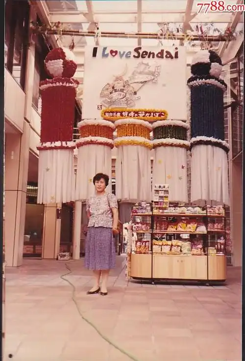90年女子在日本商店内留影_老照片_影像会馆【7788收藏__收藏热线】