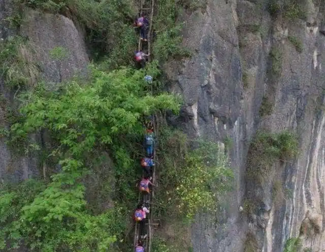 四川凉山悬崖村搬家
