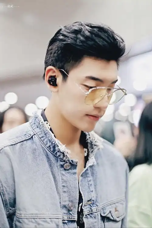 戴着眼镜的王子异太帅了一笑整个心都融化了