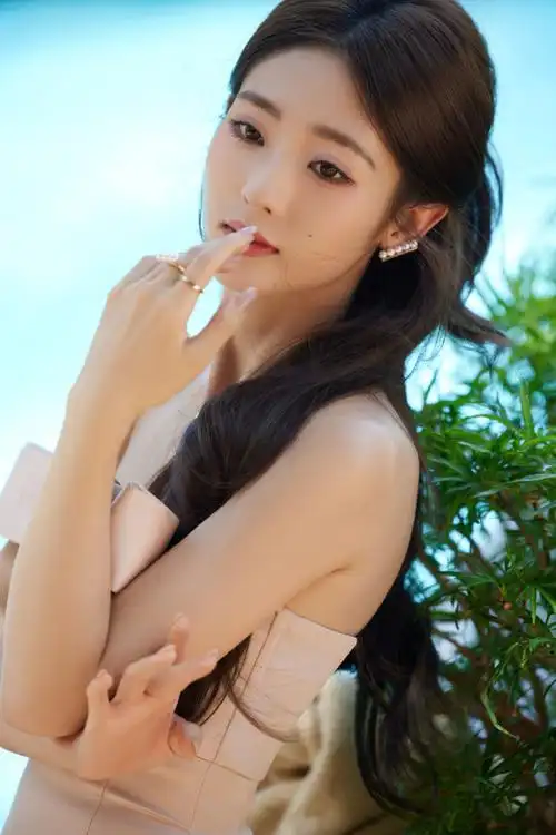 邢菲香槟色蝴蝶结包臀长裙##邢菲把痘变成痣