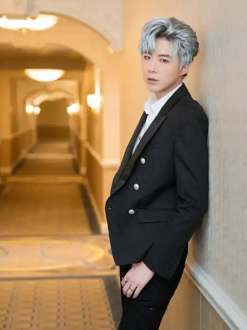 189cm刘宇宁穿一身黑色西装新发型抢镜