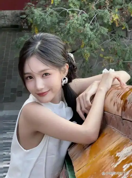 这组照片中,李一桐身穿白色旗袍,展现出清新靓丽的形象,让人感觉仿佛