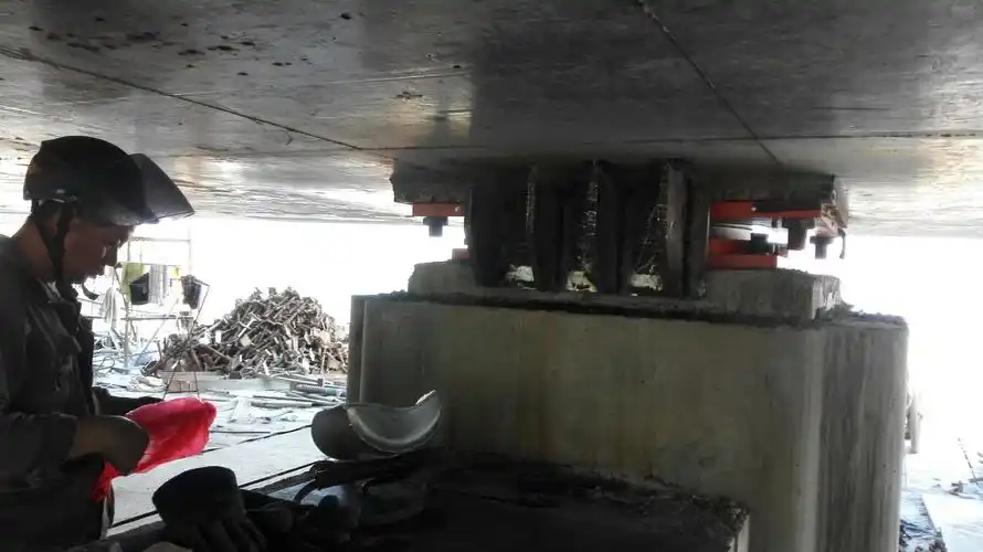 桥礅防震挡块安装