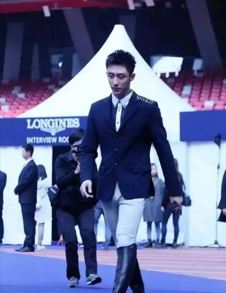 黄景瑜最新视频网上火了穿修身裤尴尬了尽显大长腿魅力