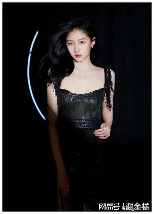 关晓彤:魅力黑裙大长腿|礼服|黑色_网易订阅