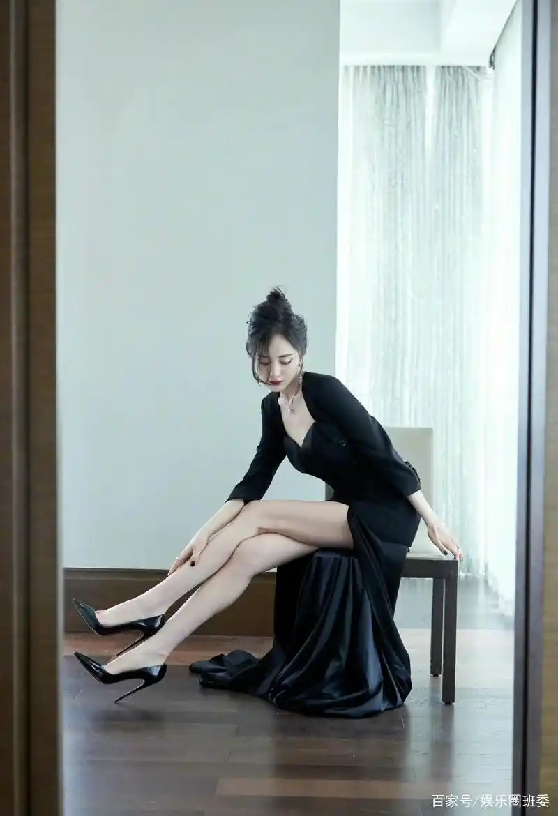 杨幂最新维密大片释出,穿性感透视裙曲线傲人,白到发光似瓷娃娃