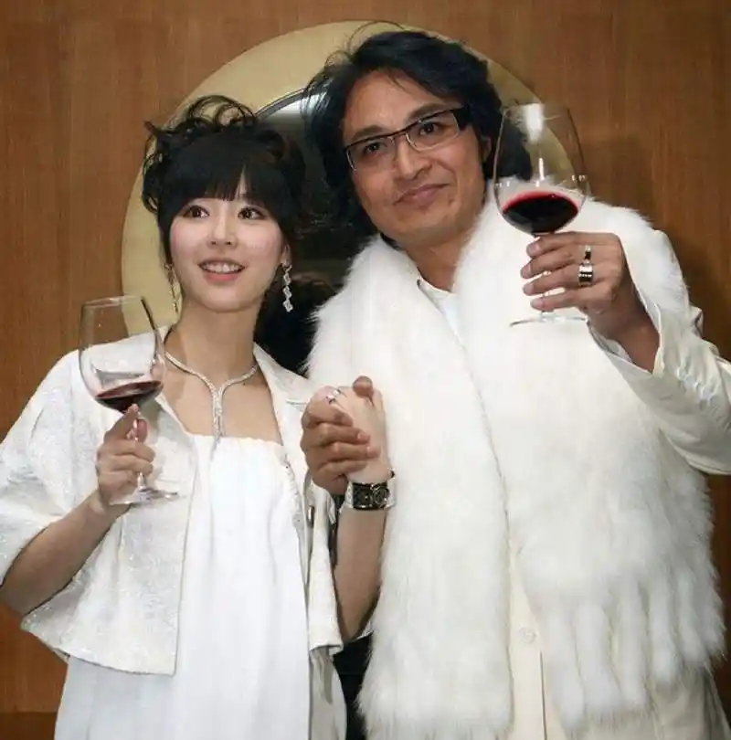 离婚之后,两个孩子一直跟着吴佳尼生活,为了给孩子更好的生活,37岁的