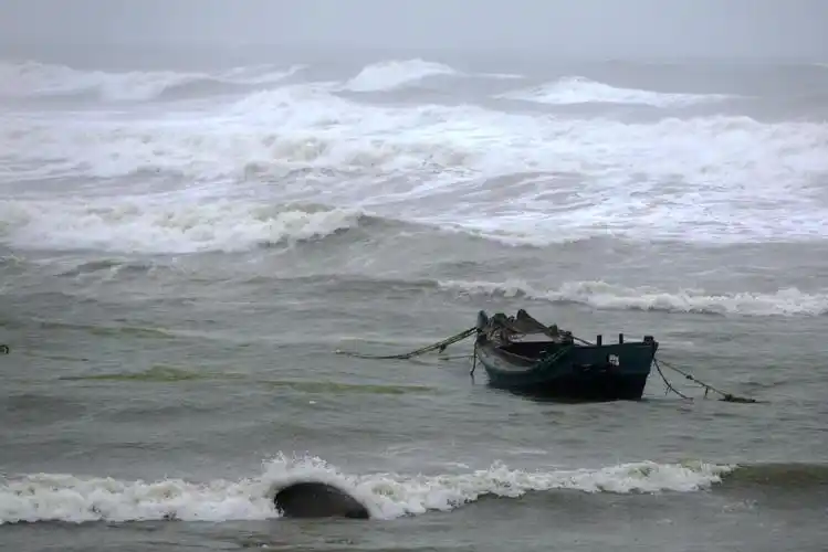 台风"安比"狭风裹雨来袭青岛 海滨巨浪涛涛宛如"大片"