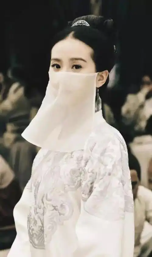 刘诗诗白衣古装秀,穆念慈像西域美人,尹双双高雅脱俗!