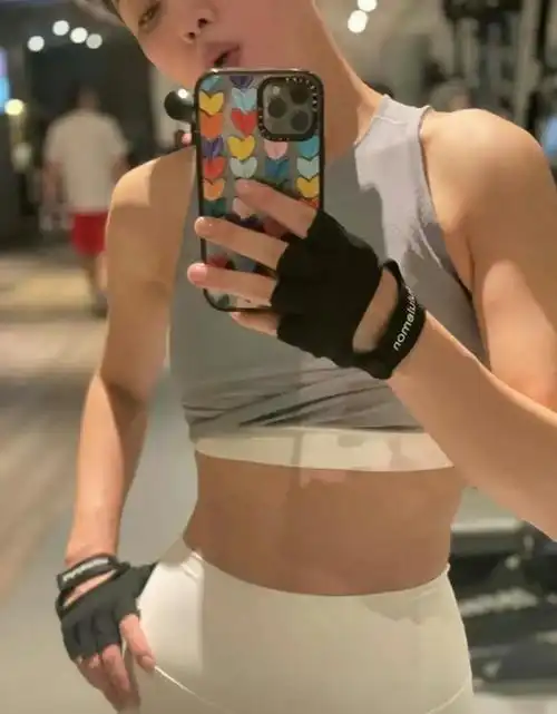 而她晒出的两张健身自拍也登上了微博热搜