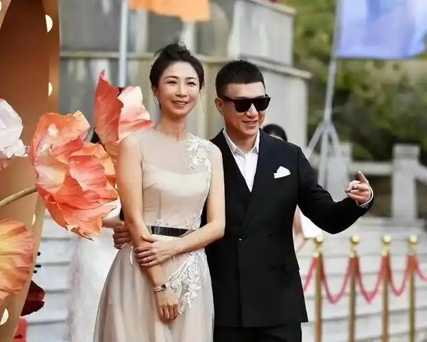 没想到,孙红雷的老婆原来是熟悉的她,颜值身高都很在线
