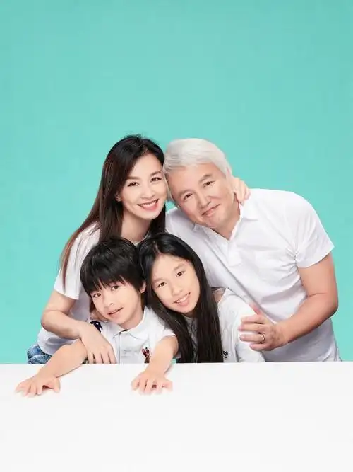 张庭一家四口清凉写真