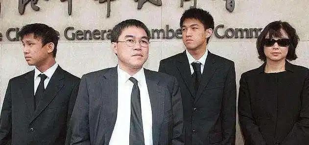 霍震寰则娶了女星陈琪琪,育有两子一女,分别是霍启中,霍启文,霍思纬.