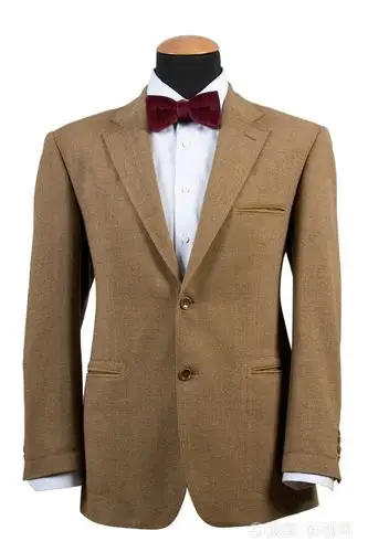 优雅棕色西装的前视图