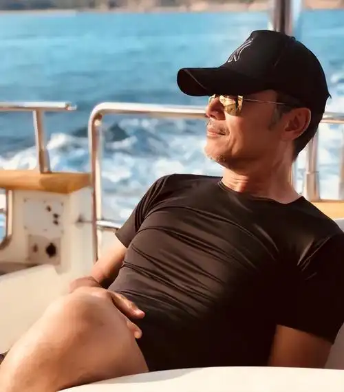 人鱼线,这是60岁男星该有的身材?看到脸后我傻眼了!