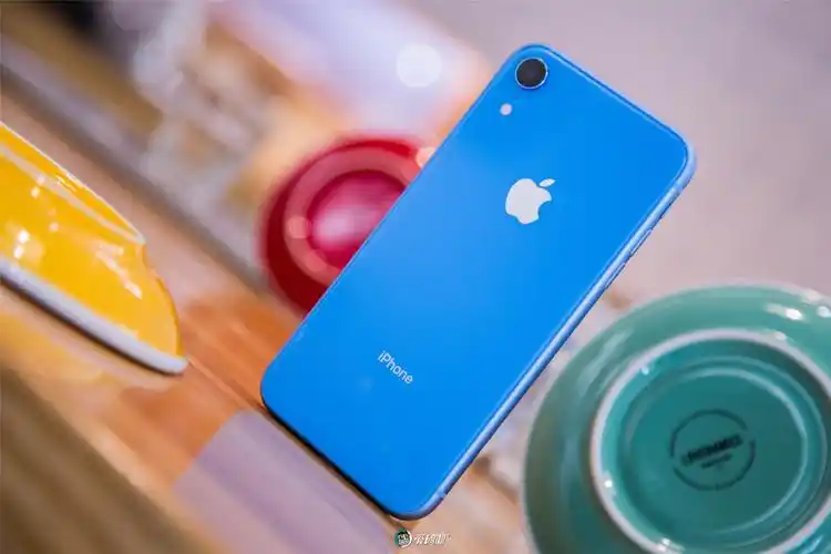 iphone xr还是苹果经典的包装设计,正面是机身的等比图像.