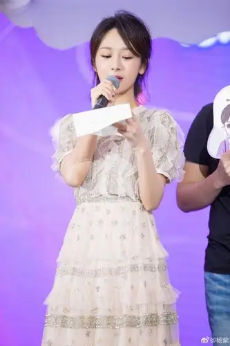杨紫瘦身成功晒美照 裸色纱裙显甜美女神范