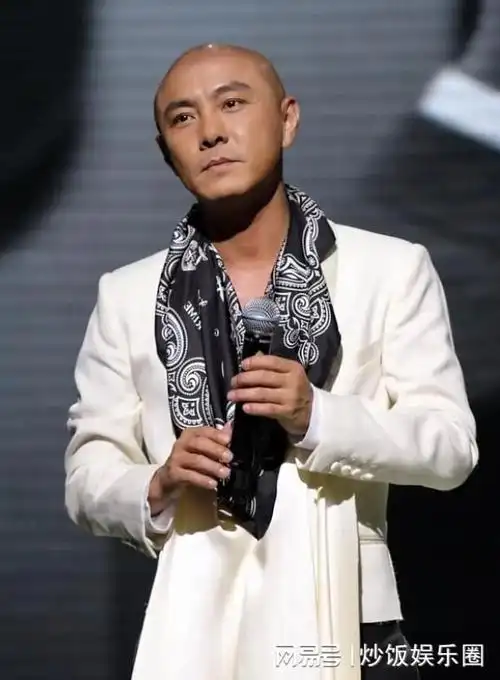 59岁男星张卫健意外出事!被钢琴砸伤直呼没事,结婚15年膝下无子