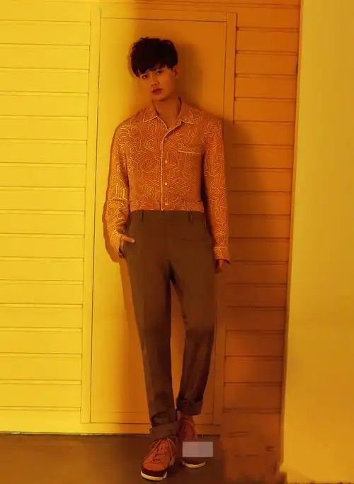 身材太壮同框28岁任嘉伦竟似姐弟,原来鹿晗好这口