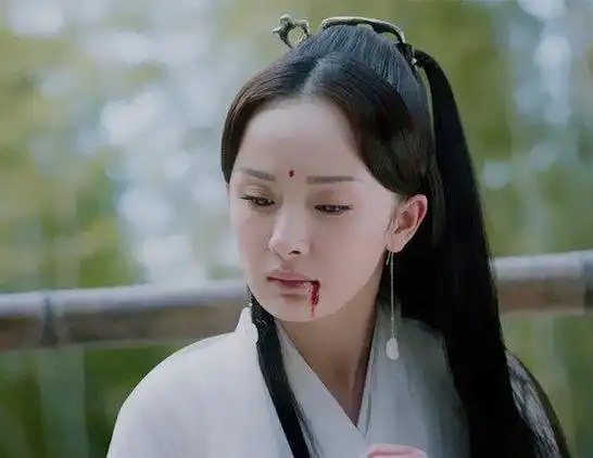 袁姗姗吐血戏夸张的像吞了口颜料热巴躺着血还能竖着流才叫假