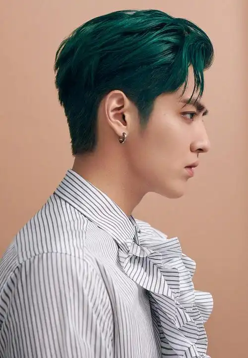 吴亦凡换新发色,叛逆绿发配粉色夹克,重现当年韩国男团风格