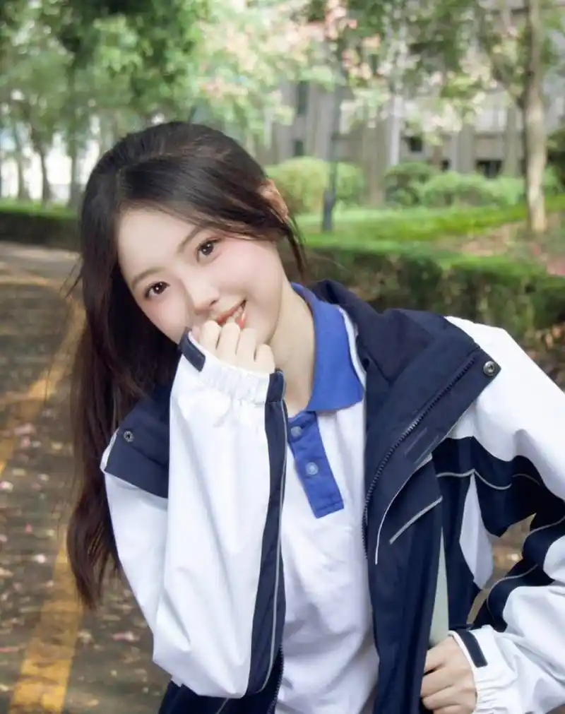 青春视野#以前觉得校服丑,现在觉得校服很美. 难道是我的审美有问 ??