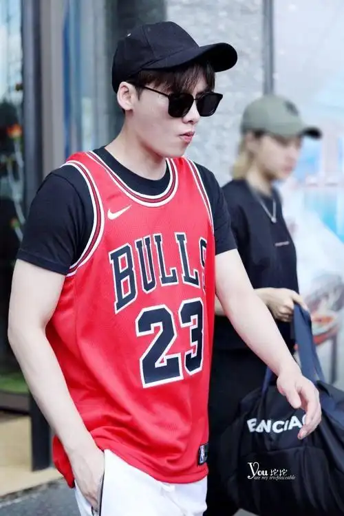 李易峰穿红球衣搭配白球裤现身白嫩帅气不穿打底黑t恤就更好了