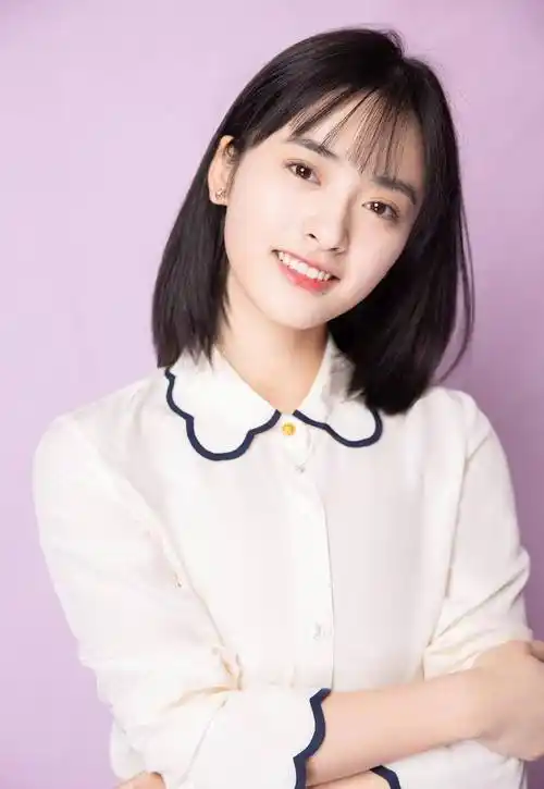 小沈月波波一头短发清纯无比,精致的脸蛋和甜美可爱的气质给人头大留