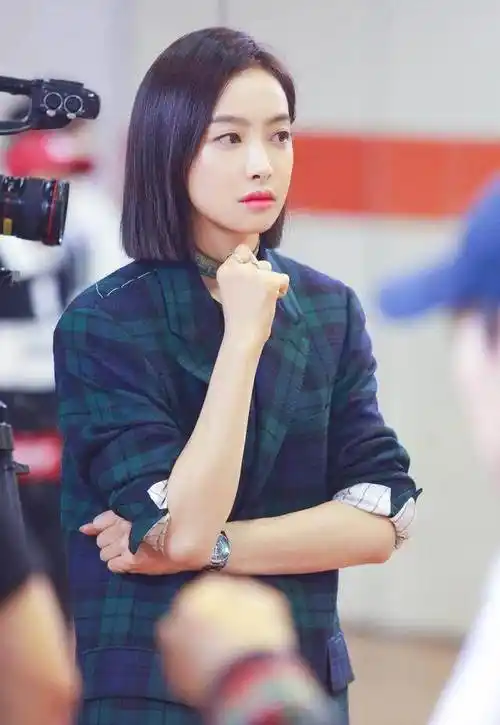 31岁宋茜变化真大,剪齐肩短发嫩回19岁,网友:这衣服太会穿了_造型