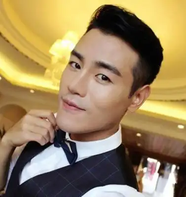 男生无刘海发型清爽帅气魅力挡不住的露额头发型