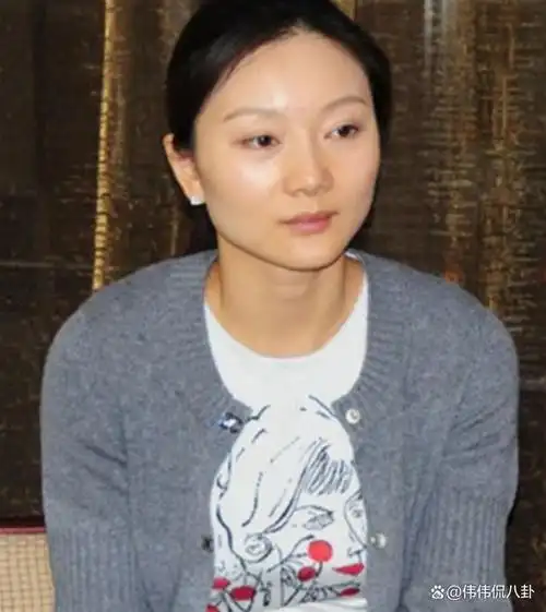 看着父亲张艺谋移情别恋离婚又再婚的张末依旧相信爱情