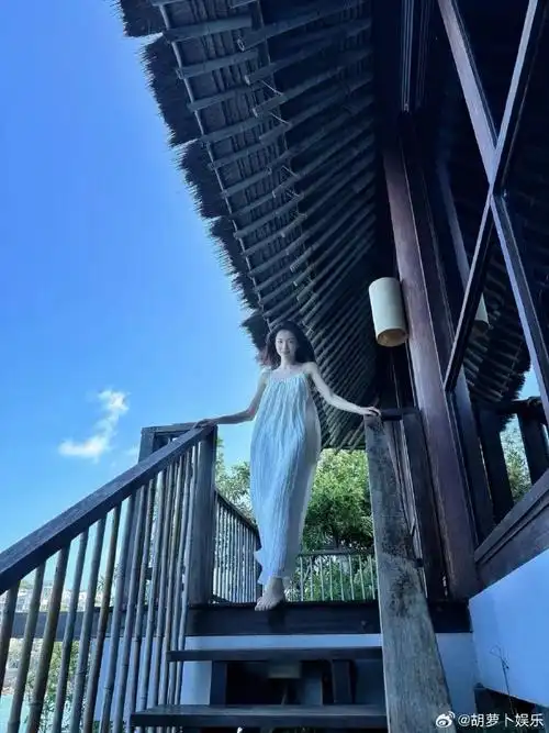 钟楚曦看秀连衣裙新造型