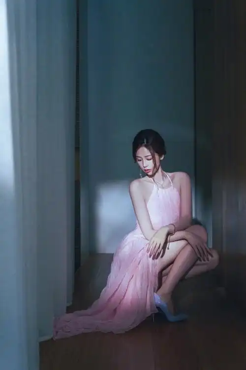 虞书欣粉色挂脖长裙