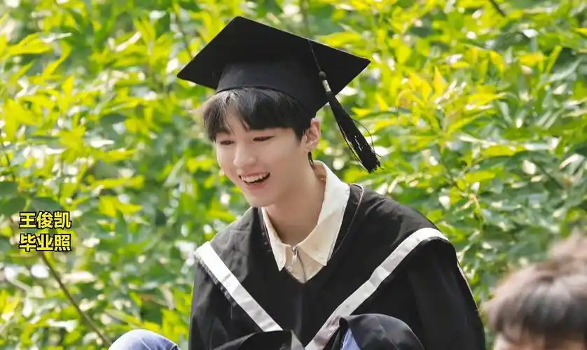 吴磊延毕,扯下了多少明星的"遮羞布"_延毕多_毕业_王俊凯