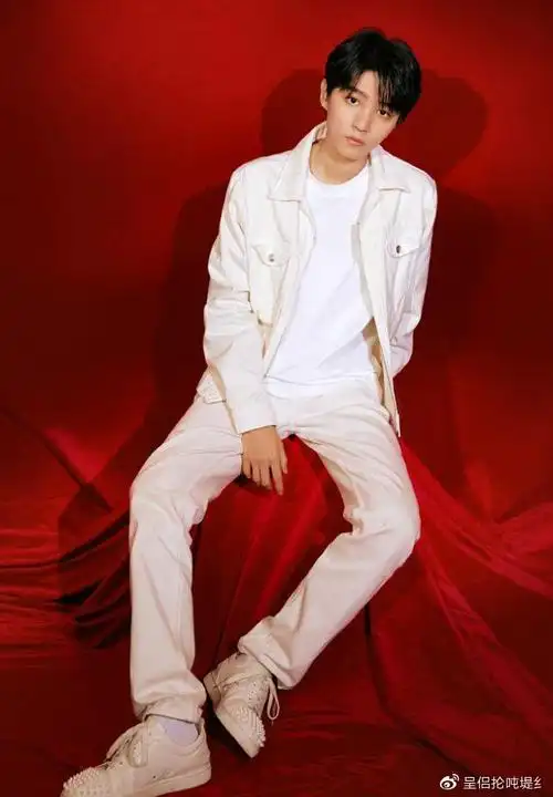 王俊凯亮相《伟大征程》汇演 变白衣少年握拳意气风发