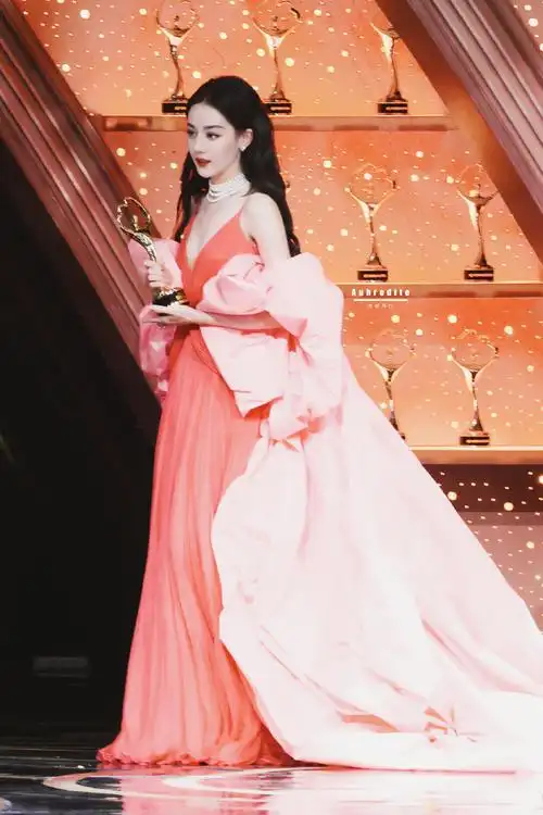 25微博之夜内场祝贺你得奖公主@dear-迪丽热巴#与迪丽热巴共赴微博之